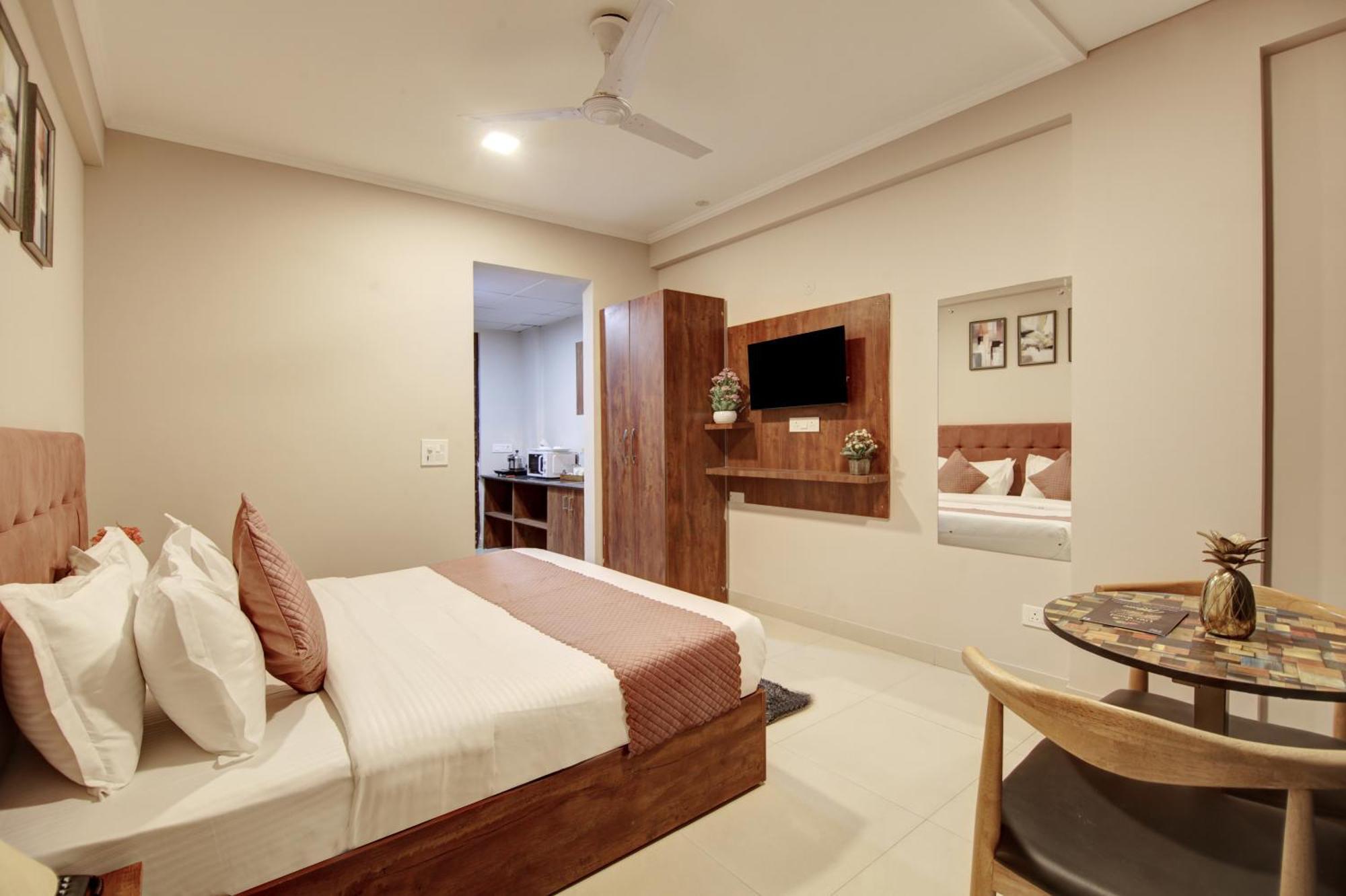 Limewood Stay - Executive Huda City Center Gurgaon Exterior photo
